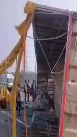 इटकी: रिंग रोड हरातू टाटीसिलवे में मालवाहक ट्रेलर पलटा, स्टील रोल से दबकर एक की मौत, कार क्षतिग्रस्त