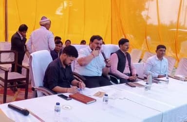 आलापुर: अंबेडकरनगर में 30 प्रतिशत गणना प्रपत्रों का हुआ डिजिटाइजेशन, बीएलओ कर रहे हैं हाड़ तोड़ मेहनत