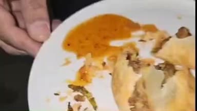 हिसार: समोसे में मरा कॉकरोच मिलने पर SDO का हंगामा, परिवार को हुई उल्टी, मालिक ने मांगी माफी