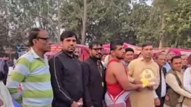 करनाल: रामलीला ग्राउंड में चल रहे पंखा दंगल का रविवार को समापन, विजेताओं को कुश्ती में गदा देकर किया सम्मानित