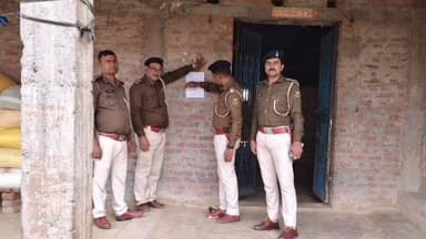 रुन्नी सैदपुर: रुन्नीसैदपुर में आर्म्स एक्ट मामले के आरोपी पर कसा शिकंजा, न्यायालय का इश्तिहार चस्पा किया गया