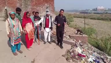 कालका: कालका पिंजौर नप विभाग के कारिंदों ने झज्जरा नदी किनारे लगाए कूड़े के ढेर, लोगों ने जताया रोष