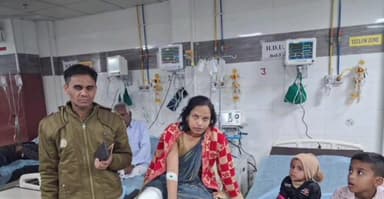 सैफई: वैदपुरा थाना क्षेत्र में हादसा: तेज रफ्तार बस मदर डेयरी से टकराई, एक दर्जन यात्री गंभीर रूप से घायल