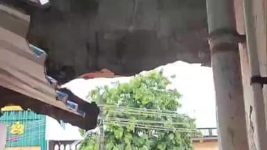 சிவகங்கை: கூட்டுறவு வங்கி கட்டிடப் பணி பள்ளம்… மழையில் வீடு சுவர் இடிவு –காந்தி வீதியில் உயிர் தப்பிய முதியர்