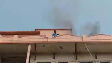 মেদিনীপুর: মেদিনীপুর শহরের কেরানিতলা এলাকায় কচু একটি বিল্ডিং এর চার তলাতে আগুন লাগার ঘটনা, ছুটে এলো দমকলের ইঞ্জিন