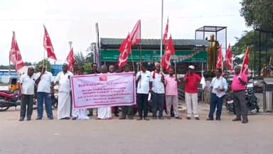 திருப்பத்தூர்: ஜோலார்பேட்டை பேருந்து நிறுத்தத்தில் அடிப்படை வசதி செய்து தராத நகராட்சி நிர்வாகத்தை கண்டித்து மார்க்சிஸ்ட் கம்யூனிஸ்டு கட்சி சார்பில் ஆர்ப்பாட்டம்