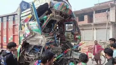 ইটাহার: চেকপোষ্ট এলাকায় দাঁড়িয়ে থাকা চাল বোঝাই লরির পিছনে ধাক্কা পাথর বোঝাই লরির, ভয়াবহ দুর্ঘটনায় মৃত চালক ও আশঙ্কাজনক খালাসি