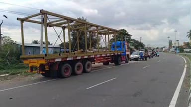 திருப்பத்தூர்: அண்ணாநகர் பகுதியில் சாலை ஓரம் நின்று கொண்டிருந்த இருசக்கர வாகனம் மீது கார் மோதி கவிழ்ந்த விபத்தில் 4 பேர் காயம்- போலீசார் விசாரணை