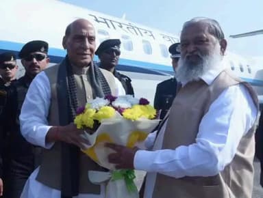 अम्बाला: अम्बाला एयरफोर्स स्टेशन पर ऊर्जा मंत्री अनिल विज ने रक्षा मंत्री राजनाथ सिंह का स्वागत किया