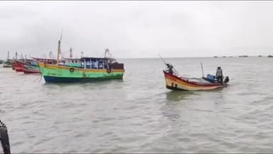 தஞ்சாவூர்: மீனவர்களே கடலுக்குள் செல்லாதீர்கள் :தஞ்சாவூர் மாவட்ட மீன்வளத்துறை அதிகாரிகள் எச்சரிக்கை