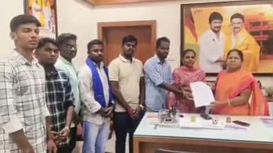 தாராபுரம்: குரூப் 4 காலி பணியிடங்களை அதிகரிக்க கோரி தேர்வாளர்கள் தாராபுரத்தில் அமைச்சரை நேரில் சந்தித்து மனு அளித்தனர்