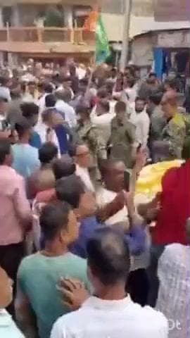 जंदाहा: जन्दाहा में विजय जुलूस में महनार विधायक उमेश सिंह कुशवाहा पर जेसीबी से हुई फूलों की बारिश