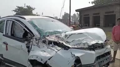 मेजा: कोटहा गांव के समीप तेज रफ्तार कार ने खड़ी ट्रक में टक्कर मारी, कार चालक घायल