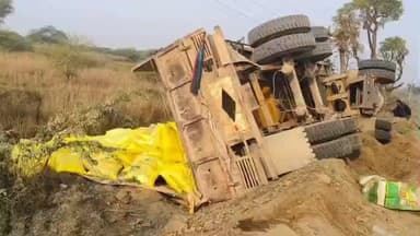 टांटोटी: मोलकिया गांव के पास यूरिया खाद से भरा ट्रेलर पलटा, सड़क पर बिखरे खाद के कट्टे, हादसा टला, चालक सुरक्षित