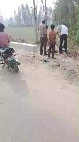 Ganga express Aaj ham log aaye Hain yahan breaker ko band karne yahan roj ek do motorcycle ka accident hota hai
