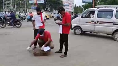 சேலம்: ஆட்சியரகம் எலிகளின் தொல்லைகளை கட்டுப்படுத்த கோரி நூதன முறையில் எலிகளை வந்து விட்டு மனு அளித்ததால் பரபரப்பு