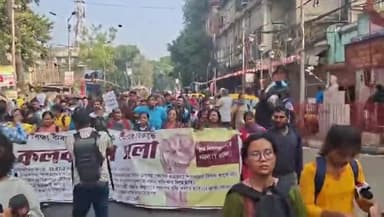 কলকাতা: অভিজ্ঞতার নম্বর বাতিলের দাবিতে রাজপথে নবাগতরা, পুলিশি বাঁধা উপেক্ষায় উত্তপ্ত শহর কলকাতা