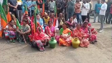 রানিগঞ্জ: পানীয়জলের দাবি, অগ্নিমিত্রা
পালের নেতৃত্ব রানিগঞ্জে বিডিও অফিসে বিক্ষোভ, রাস্তা অবরোধ