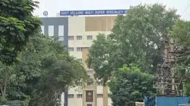 வேலூர்: வேலூர் அரசு பெண்ட்லேணன்ட் மருத்துவமனை அருகே பிறந்து சில மணி நேரம் ஆன பெண் பச்சிளம் குழந்தை கழிவு நீர் கால்வாயில் மீட்பு