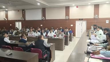 जिला पंचायत सभागार में एसआईआर फार्म वितरण एवं डिजिटाइजेशन को लेकर #DM #priyankaniranjan ने लगाई अधिकारियों की क्लास