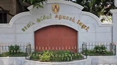 வேலூர்: சத்துவாச்சாரி ஆட்சியர் அலுவலகத்தில் தனக்கு அல்லது தனது மனைவிக்கு அரசு வேலை வழங்க வேண்டும் என மாற்றுத்திறனாளி மனு