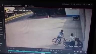 यूपी -
जिला इटावा में प्राइवेट बस बेकाबू होकर मदर डेयरी की दीवार से टकराई। 2 सिक्योरिटी गार्ड और 33 यात्री घायल हुए।