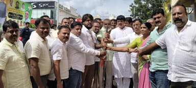 ಚನ್ನಪಟ್ಟಣ: ಪಟ್ಟಣದ 5ನೇ ಅಡ್ಡ ರಸ್ತೆಯಲ್ಲಿನ ರಸ್ತೆ ಅಭಿವೃದ್ಧಿ ಕಾಮಗಾರಿಗೆ ಶಾಸಕ ಯೋಗೀಶ್ವರ್ ಗುದ್ದಲಿ ಪೂಜೆ