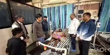 केवलारी: केवलारी के पूर्व विधायक ने इमली टोला रेत खदान में फायरिंग से घायल युवक से मिलकर की सहायता