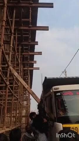 बनखेड़ी ब्रिज निर्माण में लापरवाही: पहले मजदूर गिरे, अब ड्राइवर हुआ घायल, लोगों में रोष