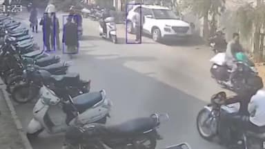 जगाधरी: खालसा कॉलेज के बाहर से चोर ने मोटरसाइकिल उड़ाई, घटना सीसीटीवी कैमरे में कैद