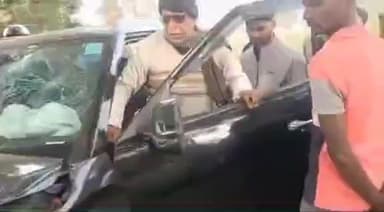 सतबरवा: कसियाडीह मोड़ के पास एक कार अनियंत्रित होकर पेड़ से टकराई, चार किशोर घायल