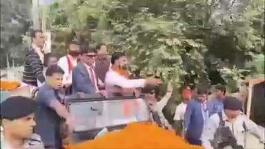 टेटिया बम्बर: टेटिया बम्बर में डिप्टी सीएम का भव्य रोड शो, जेसीबी से हुई पुष्पवर्षा