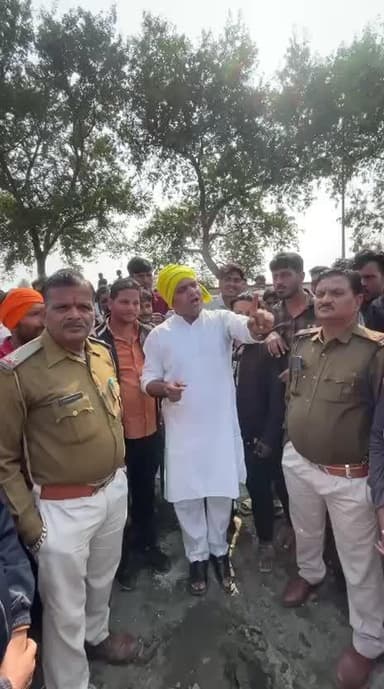 बदरवास कृषि उपज मंडी में आज किसानों की मांग पर विशाल जंगी प्रदर्शन ।
अभी ये चेतावनी है किसानों को परेशान किया तो हम लोग घर नहीं बैठेंगे लड़ते रहेंगे।
जय किसान ।