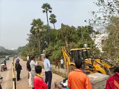 जिलाधिकारी, पटना के निदेश पर पटना के विभिन्न शहरी क्षेत्रों में आज अतिक्रमण-उन्मूलन अभियान चलाया गया। अतिक्रमण करने वालों के विरुद्ध नियमानुसार दंड लगाया गया तथा सामानों की ज़ब्ती की गई। आदतन अतिक्रमणकारियों को चिन्हित किया गया है।