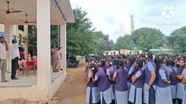 ஆம்பூர்: பெரியாங்குப்பம் பகுதியில் பள்ளி மாணவர்களுக்கு பாலியல்சீண்டல் உள்ளிட்ட சமூக குற்றங்கள் குறித்து விழிப்புணர்வு ஏற்படுத்திய காவல்துறையினர்