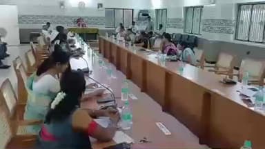 பவானி: நகராட்சி அலுவலகத்தில் நகர மன்ற கூட்டம் நடைபெற்றது இதில் சாதாரண குற்றம் மற்றும் அவசரக் கூட்டம் நடைபெற்றது