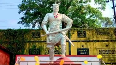 লংকা: লংকাৰ কাকী মাৰ্কিটিংত থকা লাচীত বৰফুকনৰ পূৰ্ণাংগ প্ৰতিমূৰ্তিত শ্ৰদ্ধাঞ্জলি জ্ঞাপন বিধায়ক শিবু মিশ্ৰৰ