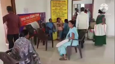 परवलपुर ई-किसान भवन में किसानों को अनुदानित दर पर बीज का वितरण किया जा रहा है