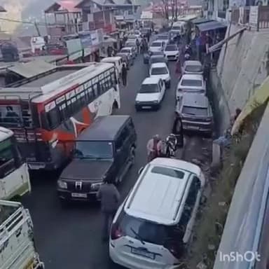 ठियोग: ठियोग बस स्टैंड में बेतरतीब गाड़ियों के जाम में एंबुलेंस फसी, रोजाना राहगीरों और बच्चों को होती है परेशानी