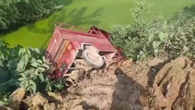 माधौगढ़: गोहन थाना के पास रिक्शा और मोटरसाइकिल में भिड़ंत, मोटरसाइकिल चालक घायल, अस्पताल में भर्ती