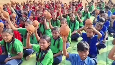 मगरलोड: स्कूल में हुआ अनोखा आयोजन, बच्चों को गुल्लक वितरण कर 'पैसा बचाओ, पैसा बनाओ' का दिया गया संदेश