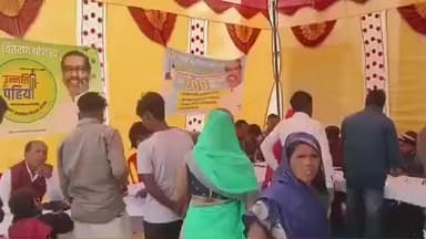 पांडू: लटपोरी पंचायत भवन में लगे शिविर में लोगों को धोती-साड़ी राहत दी गई