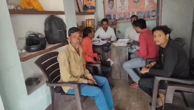 माधौगढ़: सभासद ने एसआईआर को लेकर कार्यालय पर लगाया कैंप, नगरवासियों के लिए बनवाए वोट