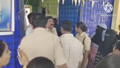 చెన్నూరు: రామకృష్ణాపూర్ లోని సాంఘిక సంక్షేమ బాలికల గురుకుల పాఠశాలలో నలుగురు విద్యార్ధులనుచితకబాదడం తో తల్లిదండ్రుల ఆందోళన