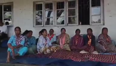 রাজগঞ্জ: বকেয়া বেতনের দাবিতে বাগরাকোট চাবাগানের ফ্যাক্টরি অফিসের সামনে চাবাগানের কাজ বন্ধ রেখে আমরণ অনশণে বসল শ্রমিকেরা