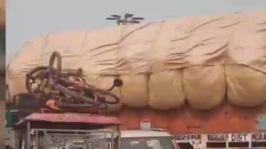 शाहबाद: लोनी चीनी मिल के खोई लदे ओवरलोडेड ट्रक बन रहे हैं दुर्घटनाओं का सबब, पुलिस नहीं दे रही ध्यान