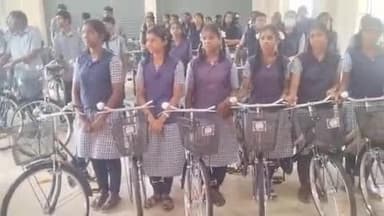 பெரம்பலூர்: அரசு மேல்நிலைப் பள்ளியில் அமைச்சர் சிவசங்கர் மாணவர்களுக்கு அரசின் விலையில்லா மிதிவண்டிகளை வழங்கினார்