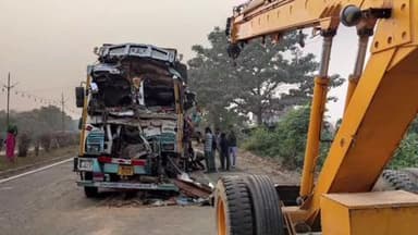 पंडौल: सकरी के मोहन बढ़ियाम बालू गद्दी के पास NH-27 पर दो ट्रकों की टक्कर, एक चालक घायल