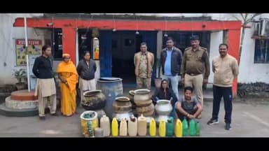 खरसिया: अवैध महुआ शराब पर बड़ी कार्रवाई: खरसिया-भूपदेवपुर पुलिस ने तीन ठिकानों पर मारी दबिश, 50 लीटर शराब ज़ब्त