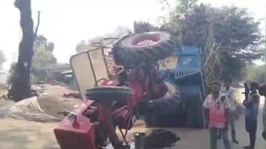 नवापूर: भरडु गावाजवळ उसाने भरलेला ट्रॅक्टर पलटी, सुदैवानं कुठलीही जीवितहानी नाही.....